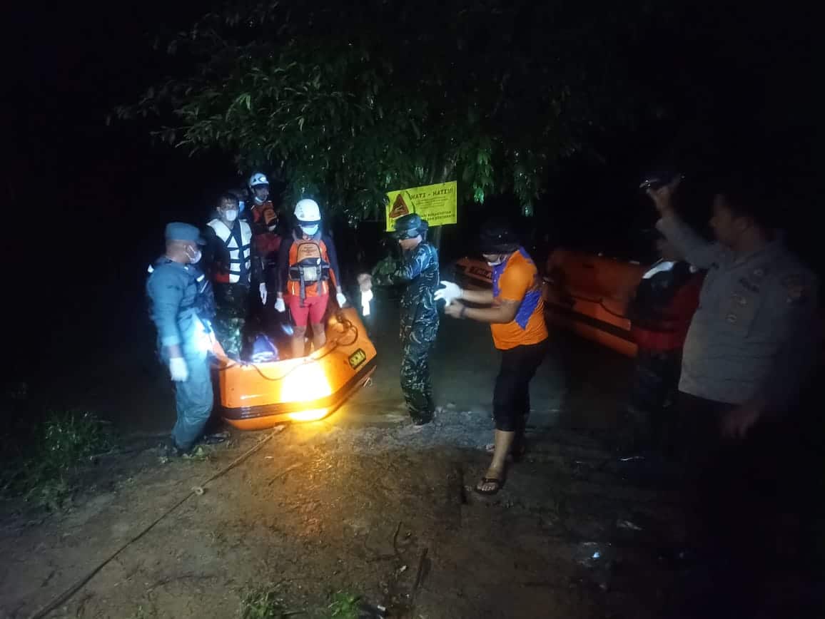 Tim SAR gabungan melakukan evakuasi terhadap jenazah Yeni Sumarni, perempuan berusia 31 tahun. (Foto: Tim SAR)