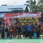 Foto bersama pada pembukaan turnamen bola voli putra bertajuk "Duta Kapuas Cup" tingkat SMP, SMA/sederajat, di Halaman Makodim 1206 Putussibau, Jumat (03/03/2023). (Foto: Ishaq)