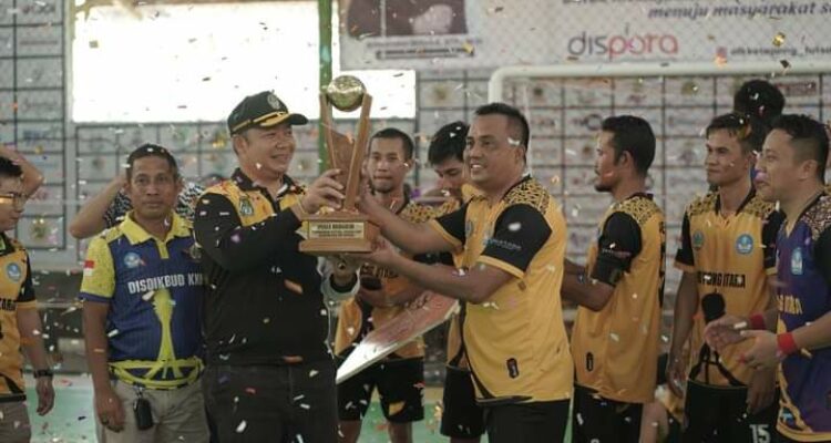 Sekda Ketapang, Alexander Wilyo berfoto bersama pemenang turnamen futsal Sekda Cup Tahun 2023, di Lapangan Chrisma Futsal Ketapang, Kamis (02/03/2023). (Foto: Adi LC)