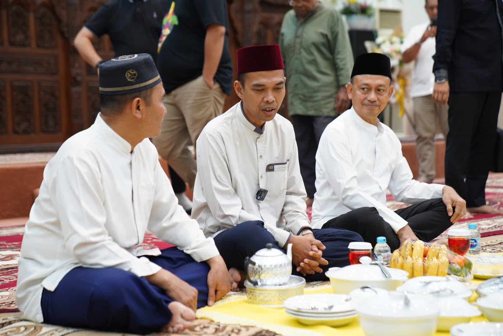 Ustadz Abdul Somad (UAS) menghadiri undangan jamuan makan malam di kediaman dinas Wali Kota Pontianak, Edi Rusdi Kamtono. (Foto: Prokopim For KalbarOnline.com)