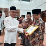 Wali Kota Pontianak, Edi Rusdi Kamtono menyerahkan piagam penghargaan kepada UPZ masjid-masjid yang dinilai terbesar dan teraktif dalam mengumpulkan zakat. (Foto: Prokopim For KalbarOnline.com)