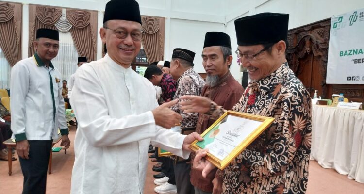 Wali Kota Pontianak, Edi Rusdi Kamtono menyerahkan piagam penghargaan kepada UPZ masjid-masjid yang dinilai terbesar dan teraktif dalam mengumpulkan zakat. (Foto: Prokopim For KalbarOnline.com)