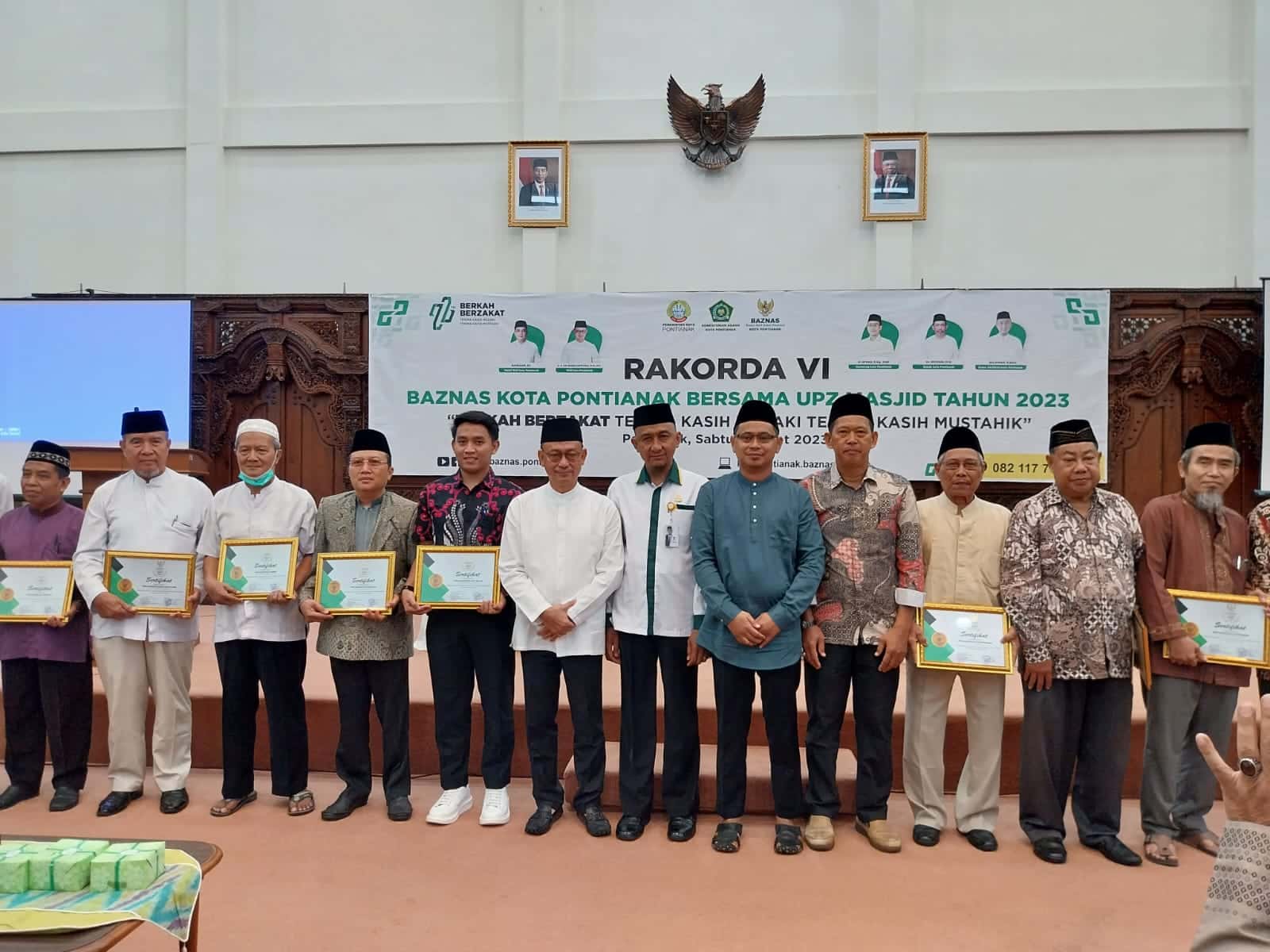 Foto bersama Wali Kota Pontianak, Edi Rusdi Kamtono beserta para UPZ masjid penerima penghargaan dari Baznas Kota Pontianak. (Foto: Prokopim For KalbarOnline.com)