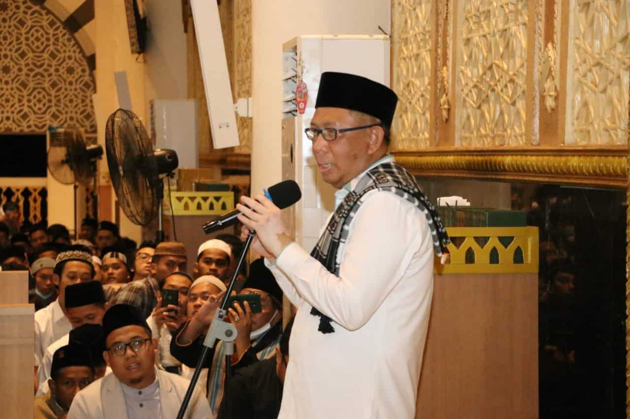Gubernur Kalbar, Sutarmidji memberikan sambutan di sela-sela pelaksanaan Tabligh Akbar Ustadz Abdul Somad (UAS) di Masjid Raya Mujahidin Pontianak, Sabtu (04/03/2023) subuh. (Foto: Biro Adpim For KalbarOnline.com)