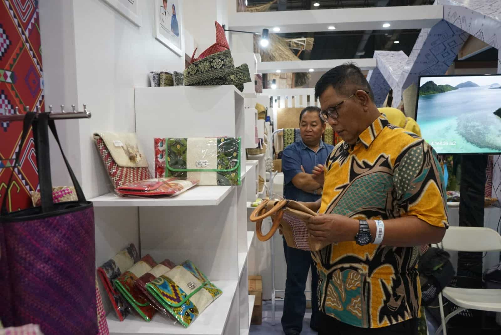 Bupati Kayong Utara, Citra Duani melihat beragam produk yang dipamerkan di ajang INACRAFT 2023, di Jakarta Convention Center (JCC), Kamis (02/03/2023). (Foto: Prokopim)