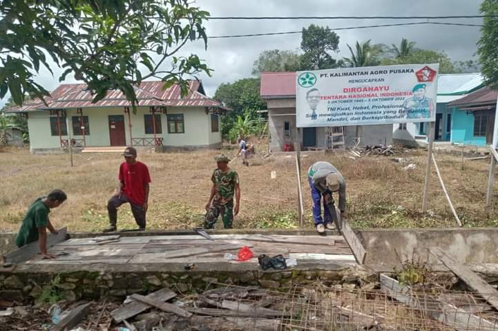 Babinsa Teluk Batang dan warga gotong royong membangun Pos Koramil di wilayah Kecamatan Seponti. (Foto: Adi LC)