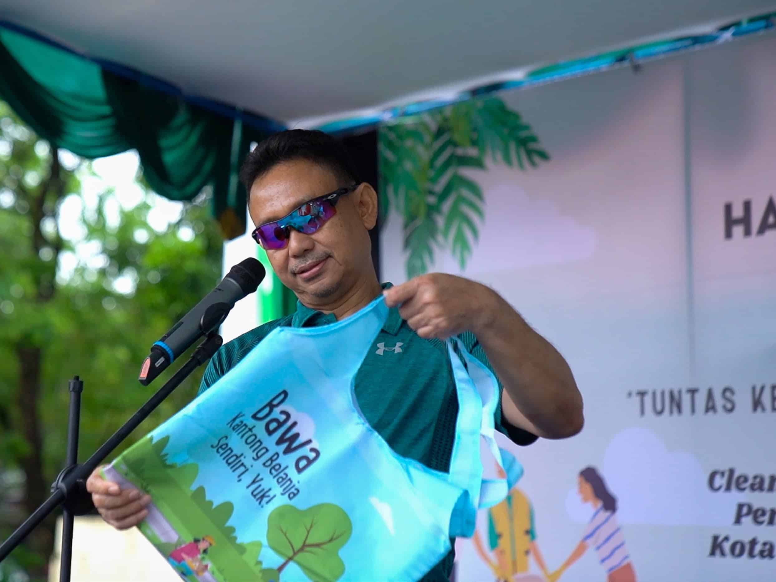 Wali Kota Pontianak, Edi Rusdi Kamtono mengkampanyekan penggunaan tas belanja yang terbuat dari kain pada peringatan HPSN 2023 Kota Pontianak. (Foto: Prokopim For KalbarOnline.com)