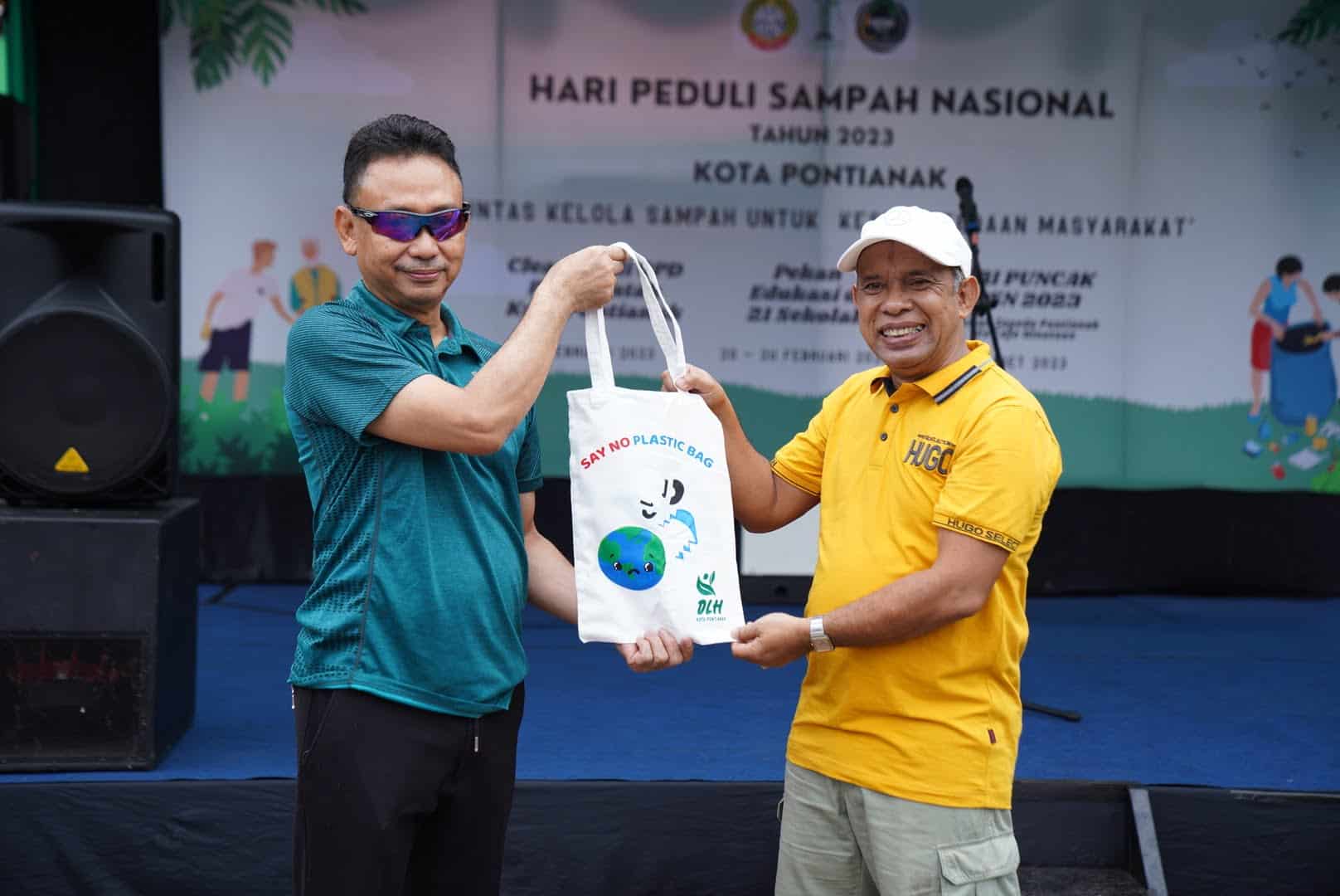 Wali Kota Pontianak, Edi Rusdi Kamtono menerima secara simbolis tas belanja yang terbuat dari kain bertuliskan "Say No Plastic Bag" dari Kepala Dinas Lingkungan Hidup (DLH) Kota Pontianak, Syarif Usmulyono. (Foto: Prokopim For KalbarOnline.com)