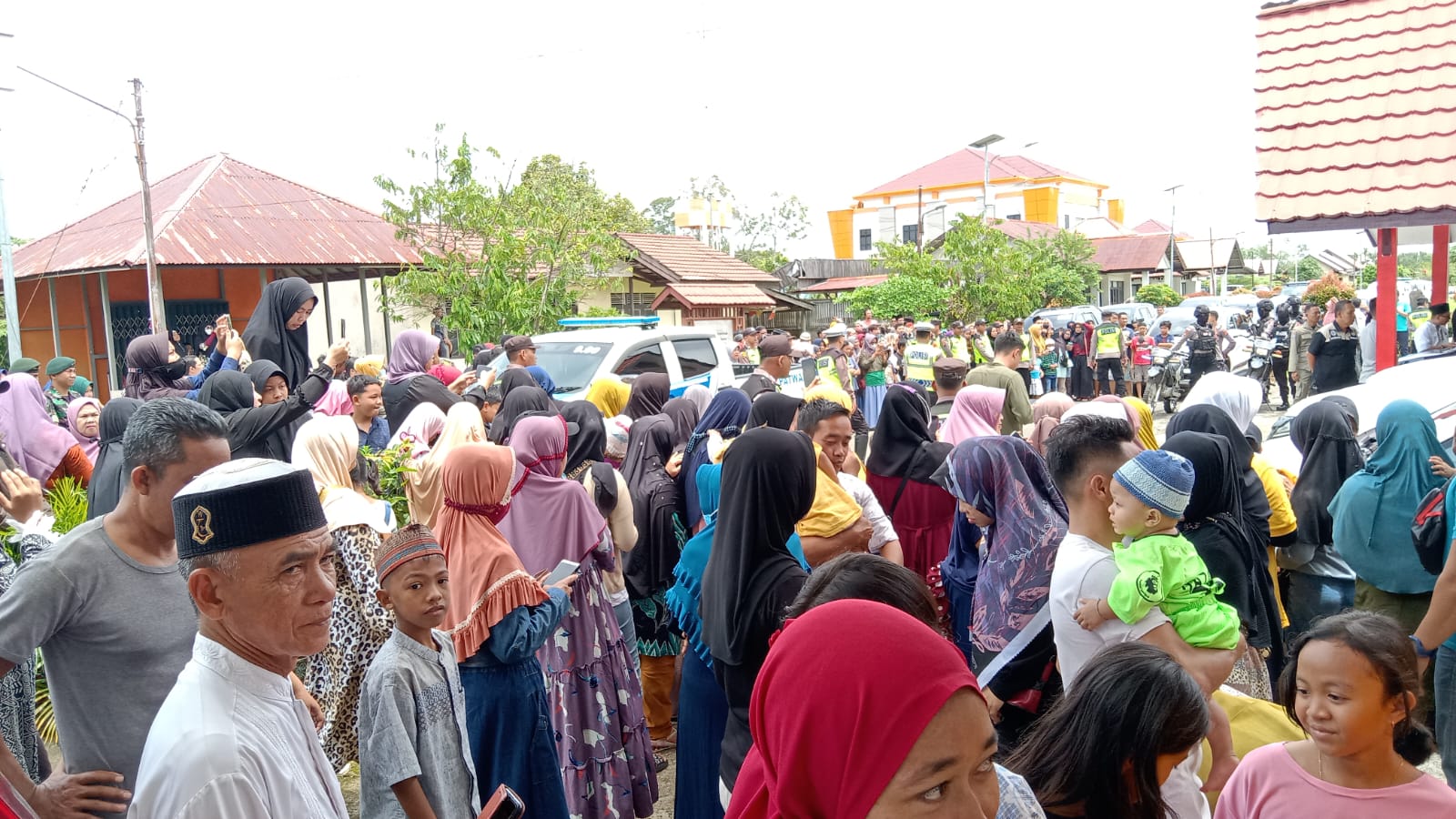 Warga Kabupaten Kapuas Hulu antusias menyambut kedatangan Ustadz Abdul Somad. (Foto: Ishaq)