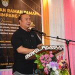 Sekda Ketapang, Alexander Wilyo memberikan kata sambutan dalam acara syukuran dan ramah tamah Camat Simpang Hulu yang berlangsung di Gedung Serbaguna Kecamatan Simpang Hulu, Jumat (03/03/2023). (Foto: Adi LC)