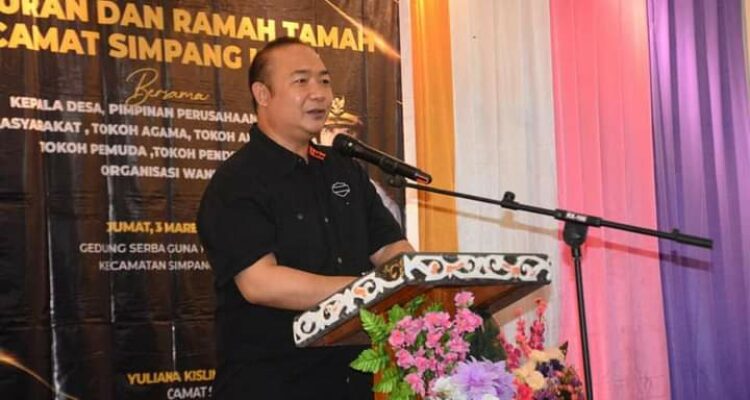 Sekda Ketapang, Alexander Wilyo memberikan kata sambutan dalam acara syukuran dan ramah tamah Camat Simpang Hulu yang berlangsung di Gedung Serbaguna Kecamatan Simpang Hulu, Jumat (03/03/2023). (Foto: Adi LC)