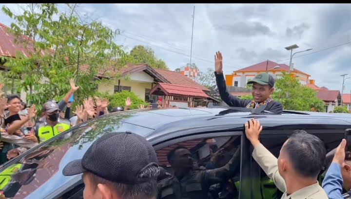 Ustadz Abdul Somad disambut antusias oleh warga Kabupaten Kapuas Hulu. (Foto: Ishaq)