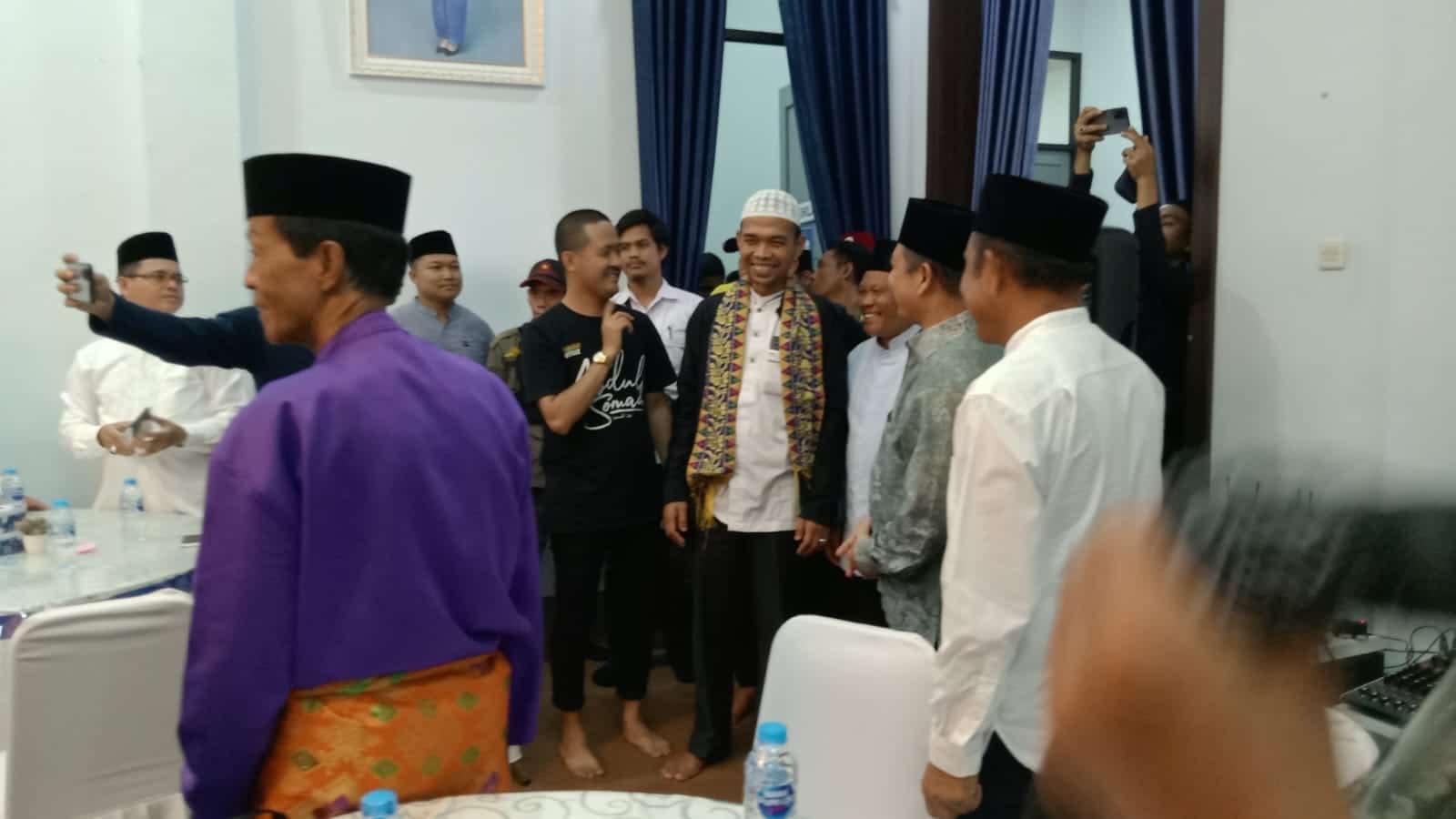 Ustadz kondang Abdul Somad tiba di Rumah Jabatan Dinas Wakil Bupati Kabupaten Kapuas Hulu untuk melaksanakan shalat Zuhur berjamaah dan ramah tamah serta makan siang bersama. (Foto: Ishaq)