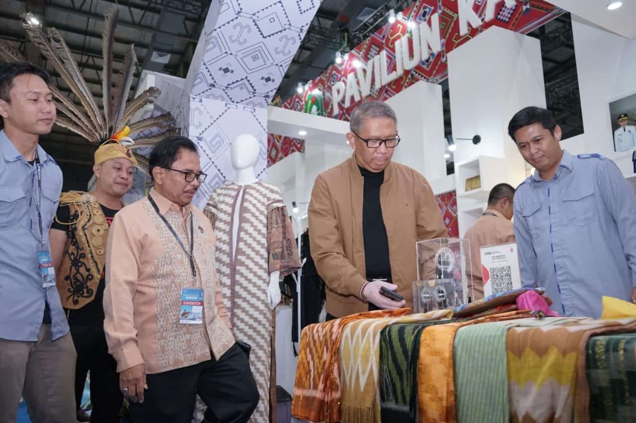 Gubernur Kalbar, Sutarmidji berkunjung ke stand Kota Pontianak yang tergabung dalam Paviliun Kalbar pada INACRAFT 2023 di Jakarta. (Foto: Prokopim For KalbarOnline.com)