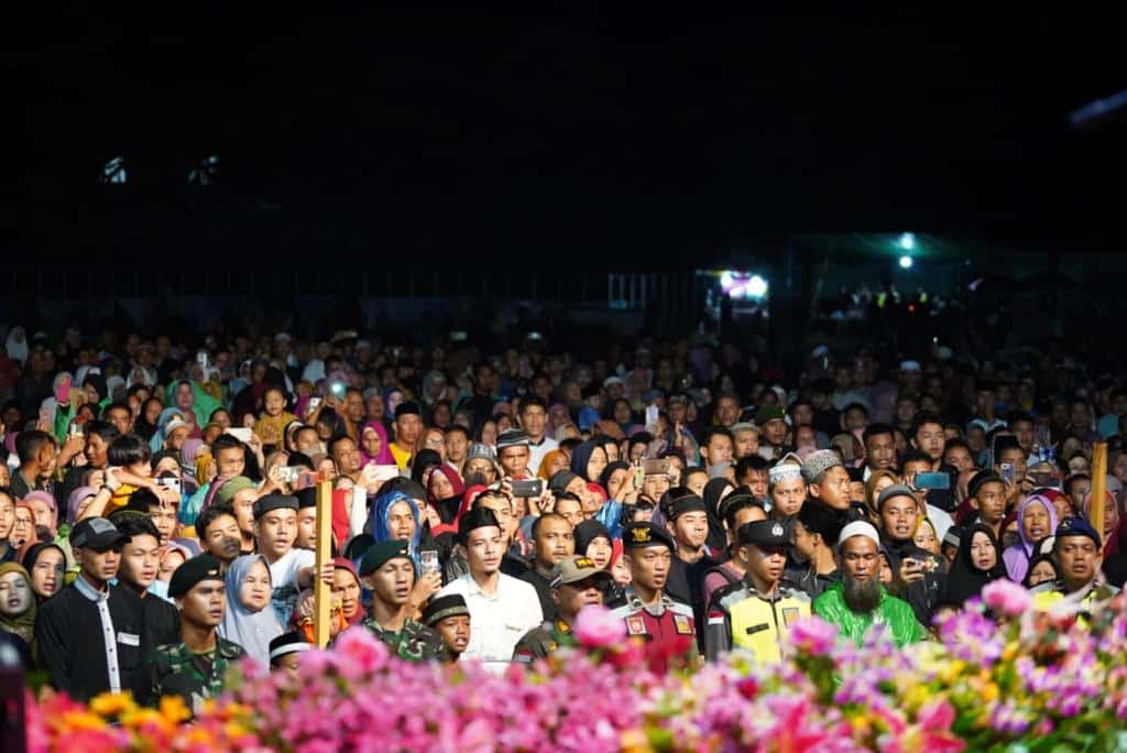 Puluhan ribu masyarakat Kabupaten Kapuas Hulu khusyuk mengikuti Tabligh Akbar bersama Ustadz Abdul Somad (UAS) di Lapangan Sepak Bola Gelora Uncak Kapuas, Minggu (05/03/2023). (Foto: Ishaq)