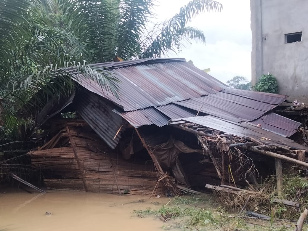 Salah satu rumah warga di Kabupaten Bengkayang rusak berat akibat bencana banjir. (Foto: Jauhari)