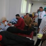 Dirut Bank Kalbar, Rokid bersama Ketua PMI Provinsi Kalbar, Lismaryani Sutarmidji memantau kegiatan donor darah yang diselenggarakan dalam rangka HUT Bank Kalbar ke-59. (Foto: Biro Adpim For KalbarOnline.com)