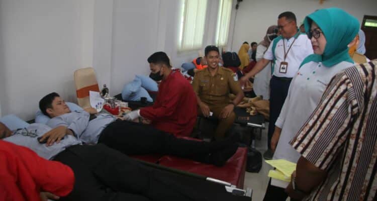 Dirut Bank Kalbar, Rokid bersama Ketua PMI Provinsi Kalbar, Lismaryani Sutarmidji memantau kegiatan donor darah yang diselenggarakan dalam rangka HUT Bank Kalbar ke-59. (Foto: Biro Adpim For KalbarOnline.com)