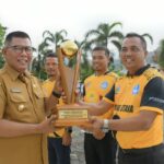 Bupati Kayong Utara, Citra Duani menyerahkan piala bagi pemenang Turnamen Futsal Sekda Cup Ketapang, di sela-sela apel Senin (06/03/2023). (Foto: Prokopim)