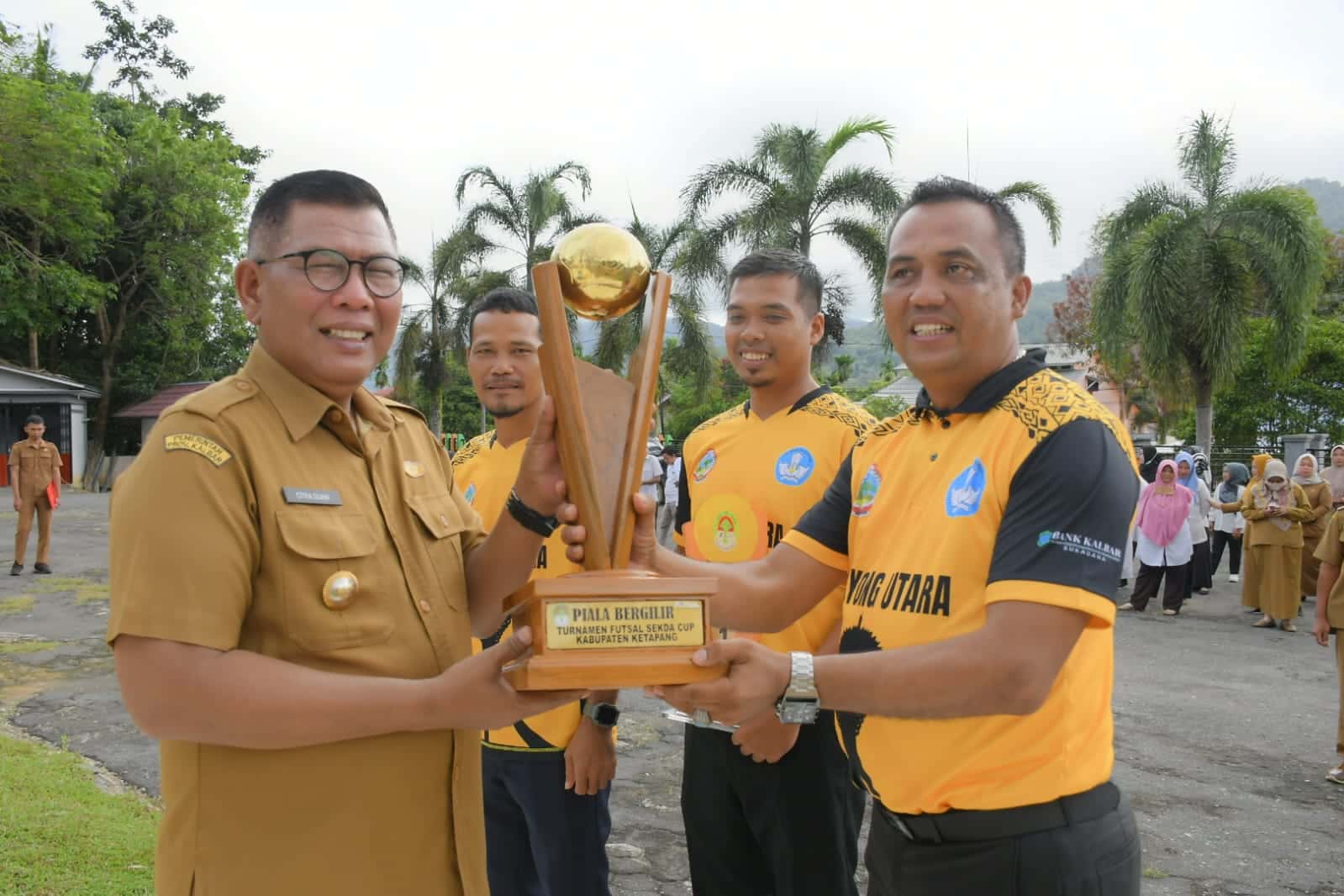Bupati Kayong Utara, Citra Duani menyerahkan piala bagi pemenang Turnamen Futsal Sekda Cup Ketapang, di sela-sela apel Senin (06/03/2023). (Foto: Prokopim)