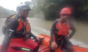 Tim SAR gabungan melakukan pencarian terhadap korban tenggelam insiden rombongan pengantin di Sungai Momong, Desa Danti, Kecamatan Sanggau Ledo, Kabupaten Bengkayang. (Foto: Dokumen/Tim SAR)