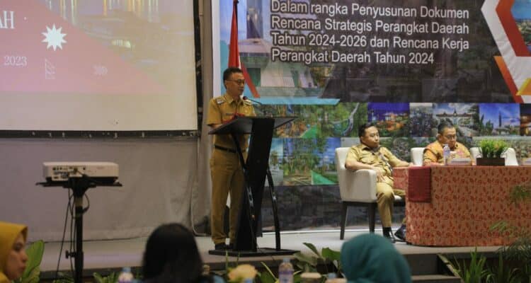 Wali Kota Pontianak, Edi Rusdi Kamtono membuka Forum Lintas Perangkat Daerah. (Foto: Kominfo/Prokopim For KalbarOnline.com)