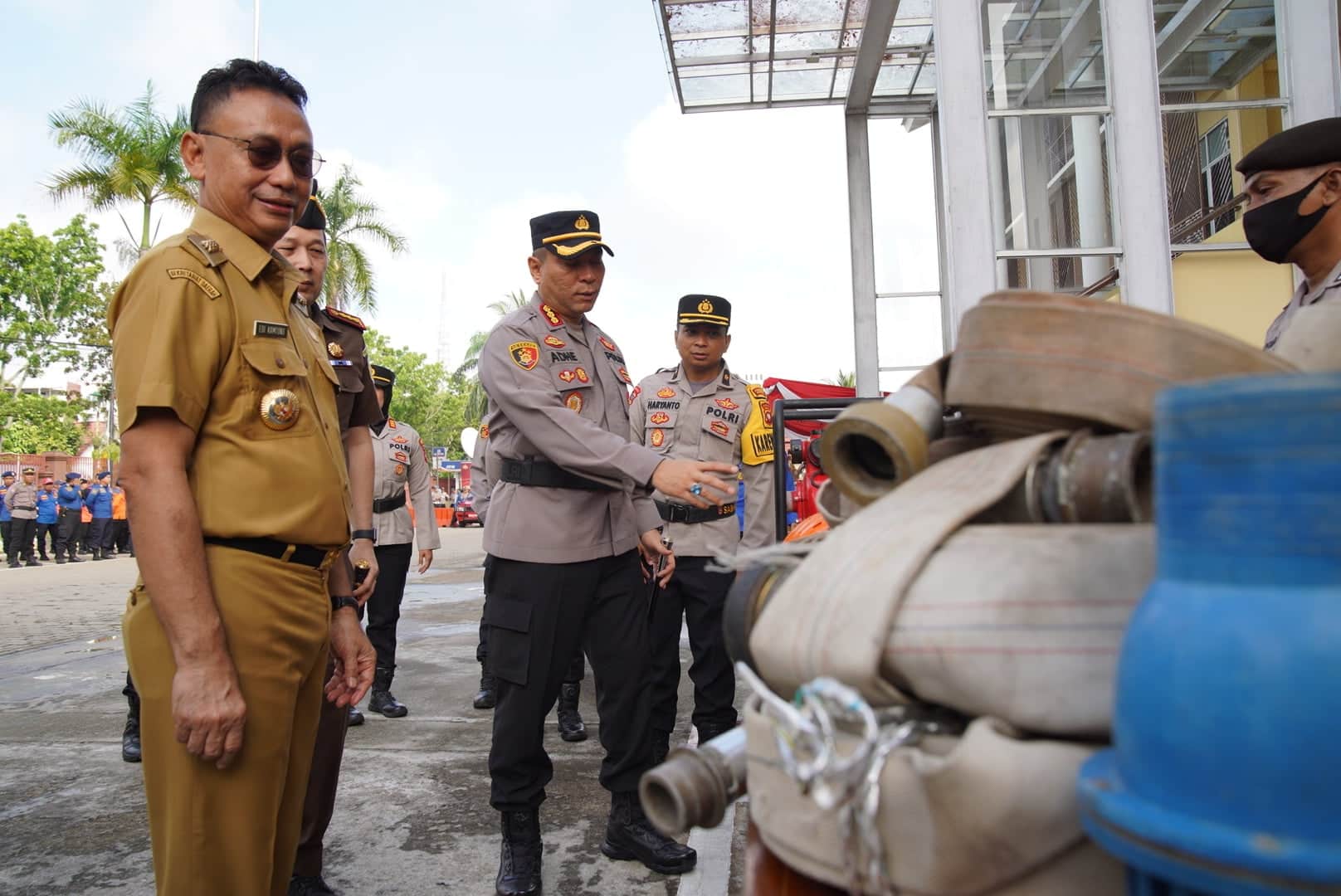 Wali Kota Pontianak, Edi Rusdi Kamtono melakukan pengecekan perlengkapan untuk penanggulangan karhutla. (Foto: Prokopim For KalbarOnline.com)