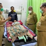 Sekretaris Daerah Kalbar, Harisson menjenguk salah satu korban tanah lonsor di rumah sakit di Kota Pontianak. (Foto: Jauhari)