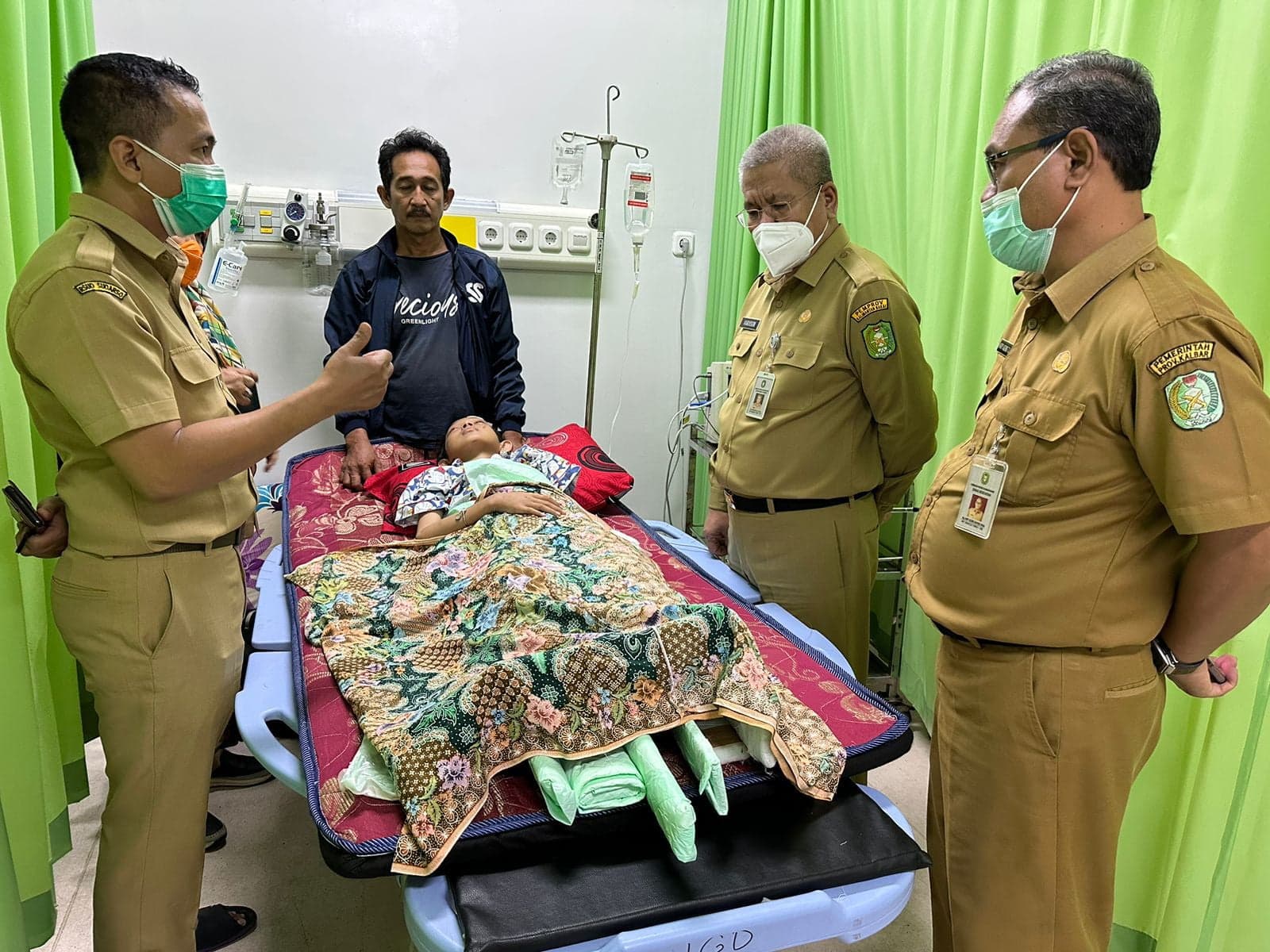 Sekretaris Daerah Kalbar, Harisson menjenguk salah satu korban tanah lonsor di rumah sakit di Kota Pontianak. (Foto: Jauhari)