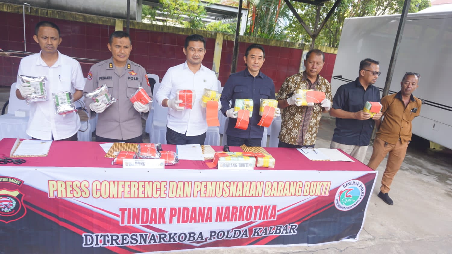 Konferensi pers pemusnahan barang bukti narkotika jenis sabu dan pil ekstasi di halaman Ditresnarkoba Polda Kalbar, Selasa (07/03/2023). (Foto: Jauhari)