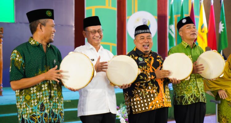 Pemukulan rebana menandai dibukanya Musyawarah Daerah Muhammadiyah dan Aisyiyah X Kota Pontianak. (Foto: Prokopim For KalbarOnline.com)