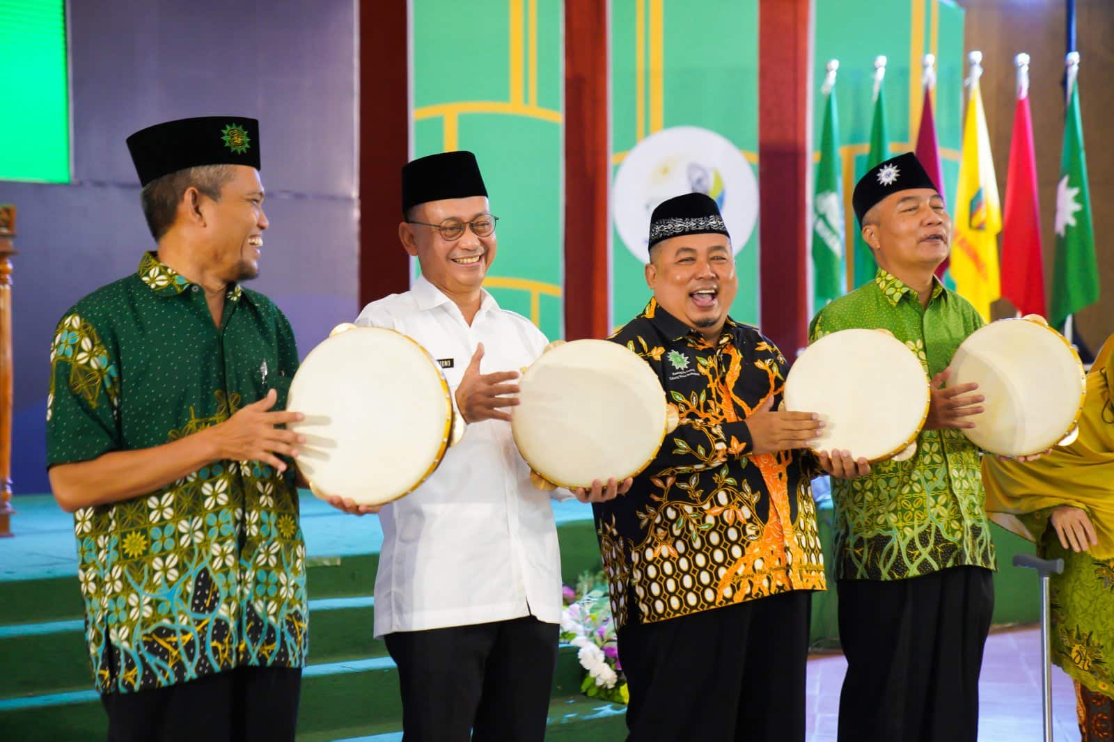 Pemukulan rebana menandai dibukanya Musyawarah Daerah Muhammadiyah dan Aisyiyah X Kota Pontianak. (Foto: Prokopim For KalbarOnline.com)