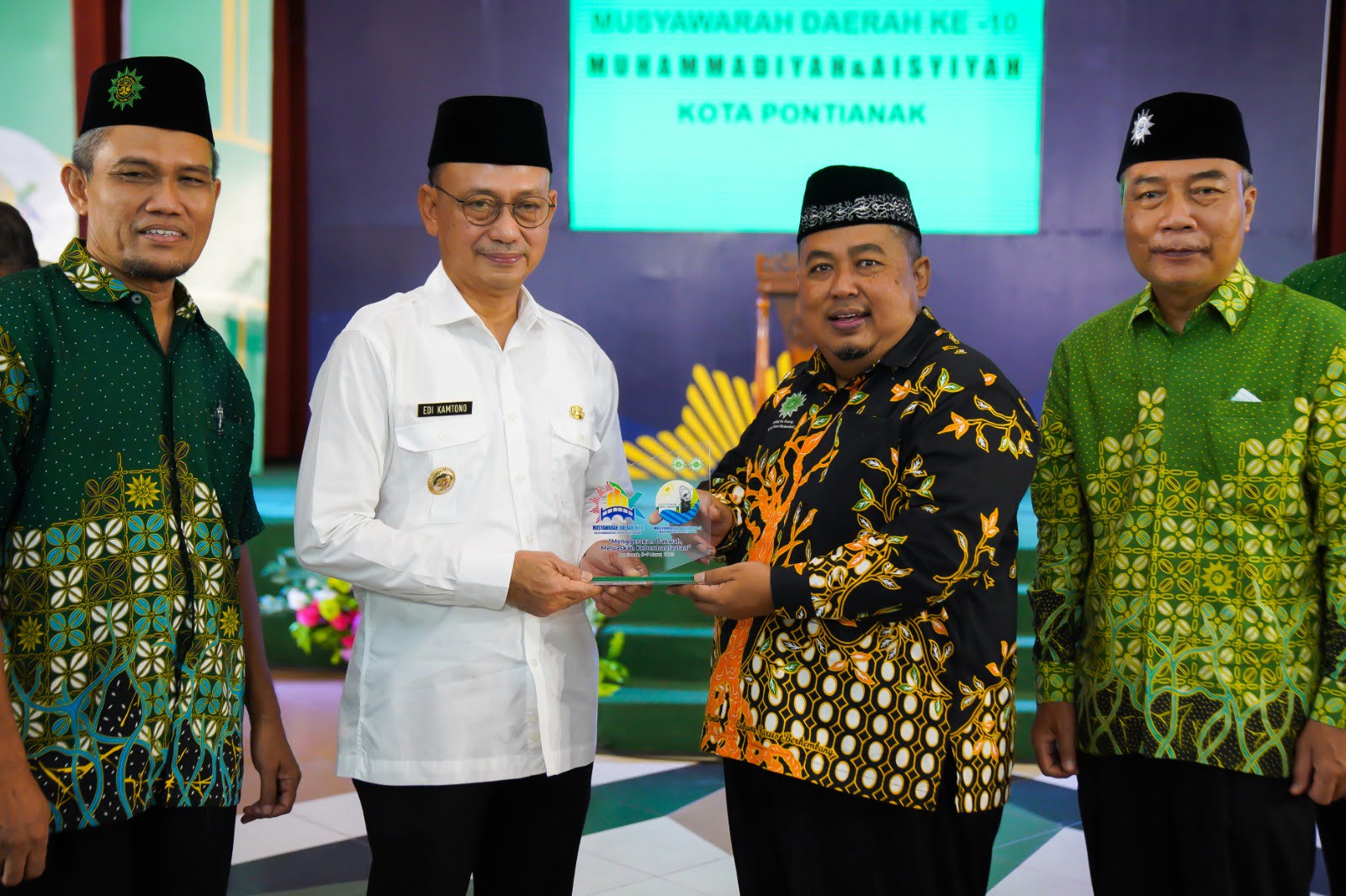 Wali Kota Pontianak, Edi Rusdi Kamtono menerima cenderamata pada Musyawarah Daerah Muhammadiyah dan Aisyiyah X Kota Pontianak. (Foto: Prokopim For KalbarOnline.com)