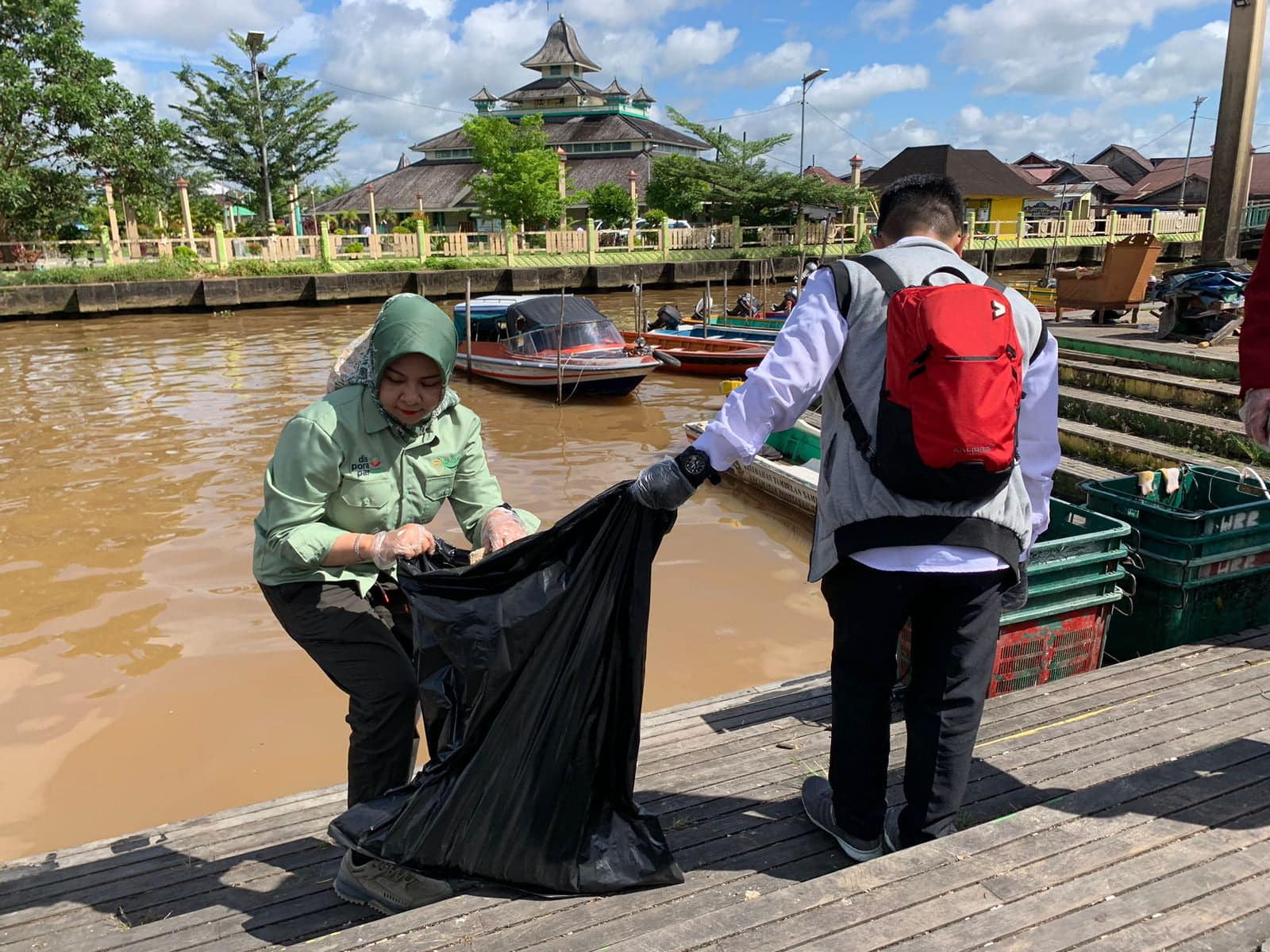 Kadisporapar Provinsi Kalbar, Windy Prihastari melakukan aksi bersih-bersih lingkungan di sejumlah situs wisata bersejarah di Kota Pontianak. (Foto: Jauhari)
