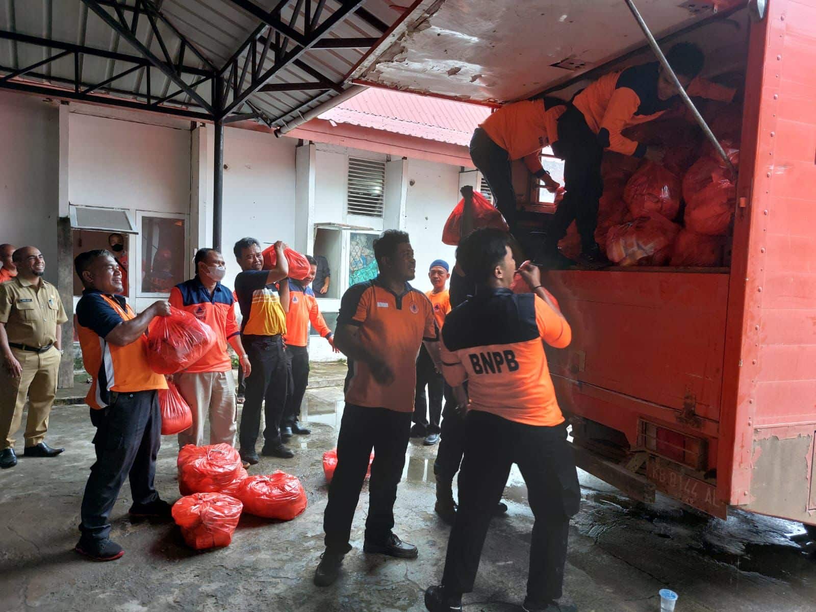 Tim BPBD Provinsi Kalbar sedang memasukan paket bantuan dari Pemprov Kalbar ke truk untuk didistribusikan ke daerah terdampak banjir di Kota Singkawang, Bengkayang dan Sambas. (Foto: BPBD)