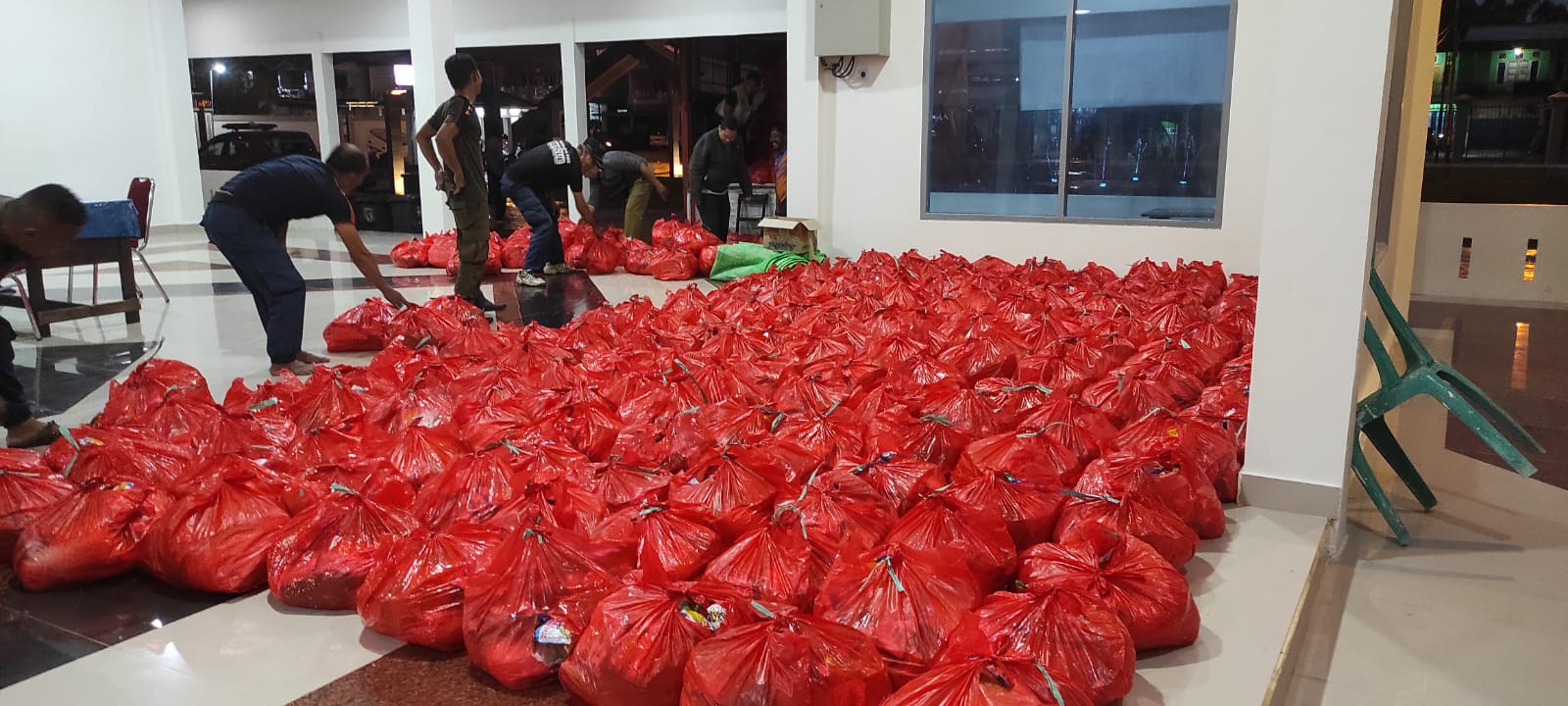 Ribuan paket bantuan Pemprov Kalbar untuk korban terdampak bencana alam di Kota Singkawang, Bengkayang dan Sambas. (Foto: BPBD)