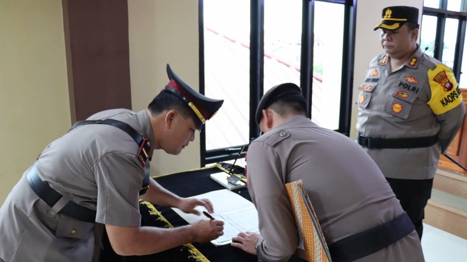 Penandatanganan berita acara sertijab Kapolsek Embaloh Hilir, di Aula Mapolres Kapuas Hulu, Rabu (08/03/2023). (Foto: Ishaq)