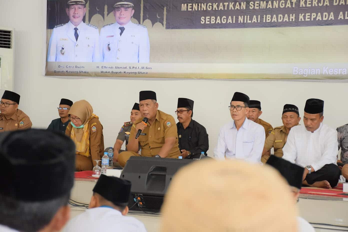 Bupati Kayong Utara, Citra Dunai memberikan kata sambutan pada peringatan Isra Mikraj Nabi Muhammad SAW 1444 H, di Aula Istana Rakyat, Sukadana, Selasa (07/03/2023). (Foto: Prokopim)