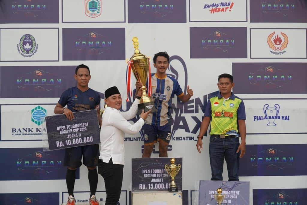Wakil Bupati Kapuas Hulu, Wahyudi Hidayat memberikan piala kepada tim pemenang Tournament Kompak Cup 2022 di Gor Uncak Kapuas, Putussibau, Rabu (08/03/2023). (Foto: Ishaq)