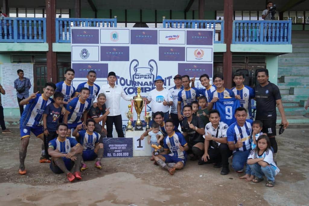Wakil Bupati Kapuas Hulu, Wahyudi Hidayat foto bersama tim pemenang Tournament Kompak Cup 2022 di Gor Uncak Kapuas, Putussibau, Rabu (08/03/2023). (Foto: Ishaq)