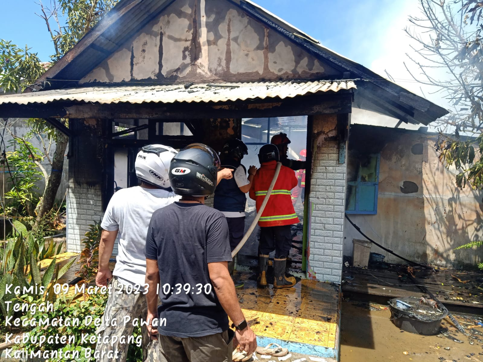 Rumah Sinapuah yang berlokasi di Jalan Ade Irma Suryani, Kelurahan Tengah, Kecamatan Delta Pawan, terbakar Kamis (09/03/2023) pagi. (Foto: Adi LC)