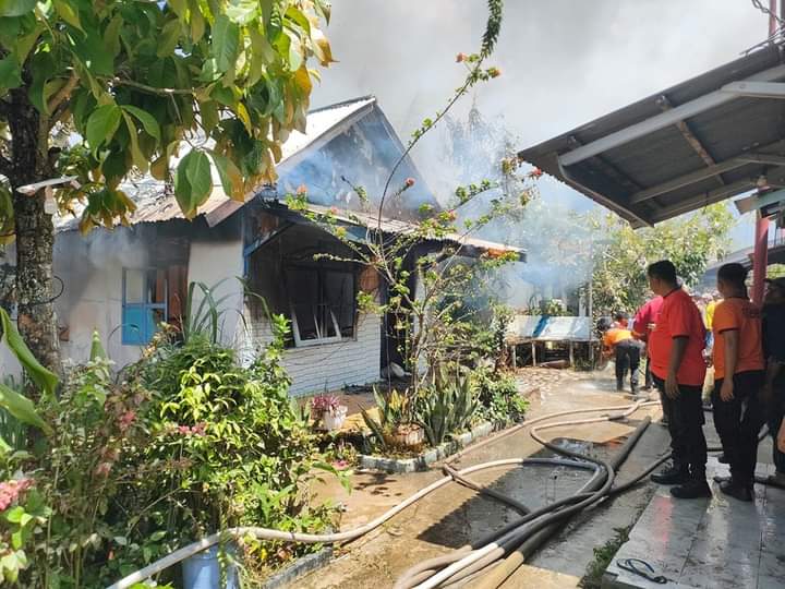 Rumah Sinapuah yang berlokasi di Jalan Ade Irma Suryani, Kelurahan Tengah, Kecamatan Delta Pawan, terbakar Kamis (09/03/2023) pagi. (Foto: Adi LC)