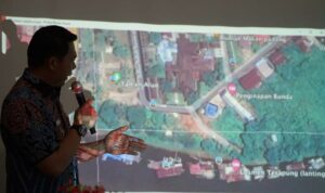 Bupati Kapuas Hulu, Fransiskus Diaan memaparkan desain pembangunan Waterfront Siluk Putussibau. (Foto: Ishaq)
