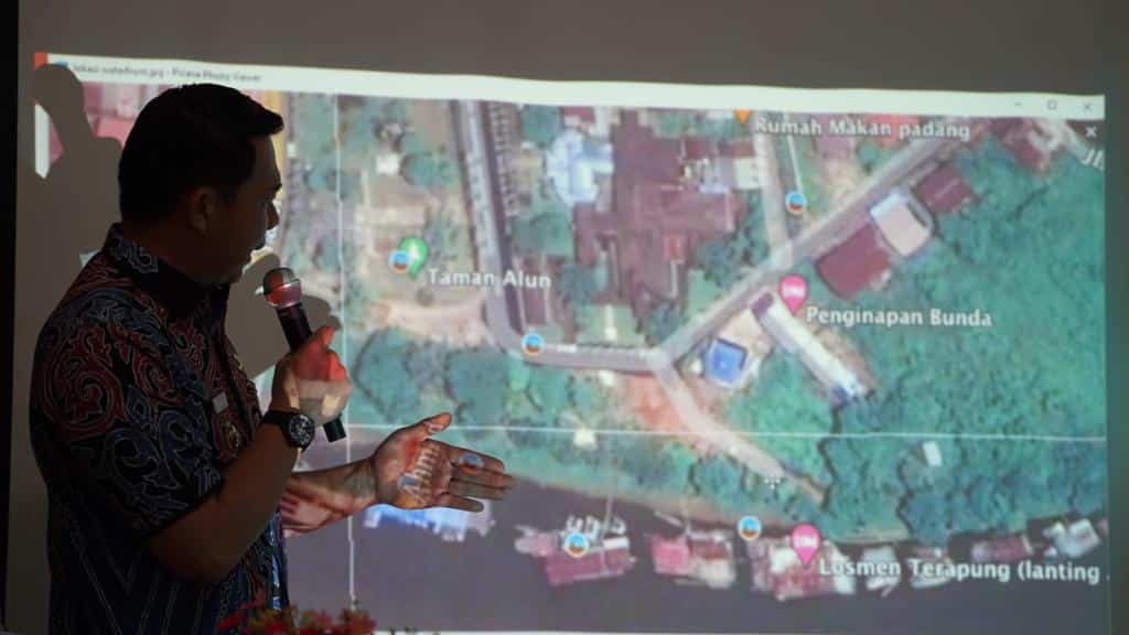 Bupati Kapuas Hulu, Fransiskus Diaan memaparkan desain pembangunan Waterfront Siluk Putussibau. (Foto: Ishaq)