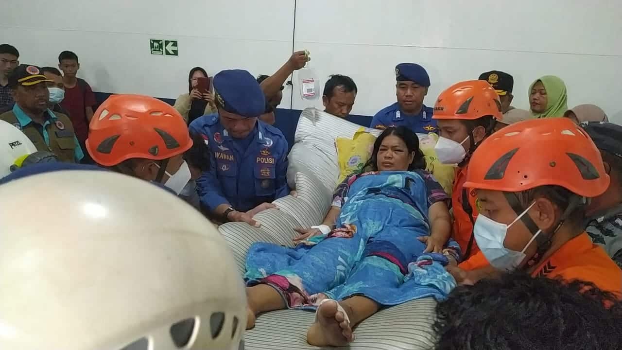 Korban tanah longsor, Desi Indrawati dievakuasi oleh tim SAR gabungan dari KMP Bahtera Nusantara menuju RSUD Pemangkat. (Foto: Tim SAR)