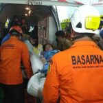 Evakuasi Desi Indrawati oleh tim SAR gabungan dari KMP Bahtera Nusantara menuju RSUD Pemangkat. (Foto: Tim SAR)