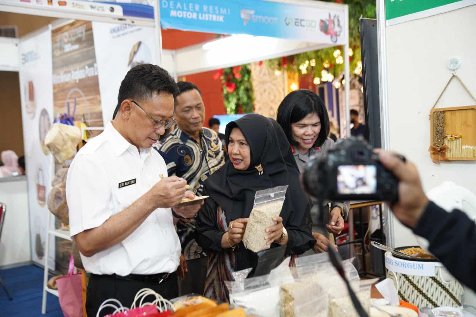 Wali Kota Pontianak, Edi Rusdi Kamtono melihat produk UMKM di sebuah pameran. (Foto: Prokopim For KalbarOnline.com)