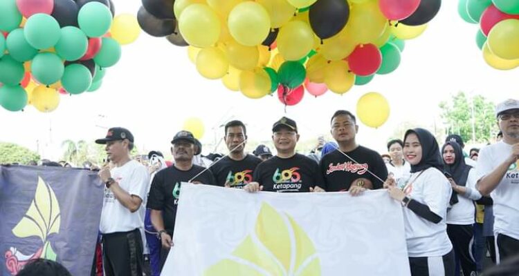 Bupati Ketapang meluncurkan logo Napak Tilas Kabupaten Ketapang yang ditandai penekanan tombol sirine serta pelepasan balon ke udara bersama. (Foto: Adi LC)