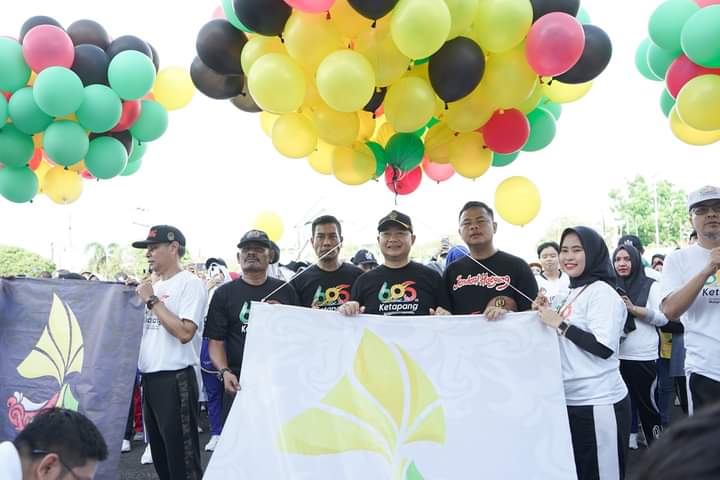 Bupati Ketapang meluncurkan logo Napak Tilas Kabupaten Ketapang yang ditandai penekanan tombol sirine serta pelepasan balon ke udara bersama. (Foto: Adi LC)