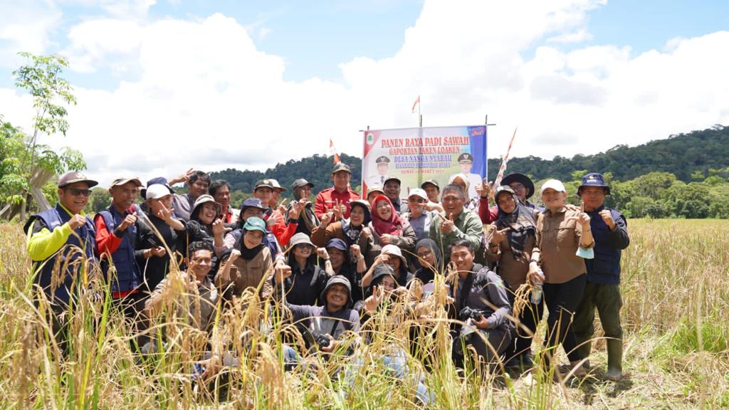 Bupati Kapuas Hulu, Fransiskus Diaan berfoto bersama di sela-sela melakukan panen raya padi milik Gabungan Kelompok Tani (Gapoktan) Taken Loaken Desa Nanga Nyabau, Jumat (10/03/2023). (Foto: Ishaq)